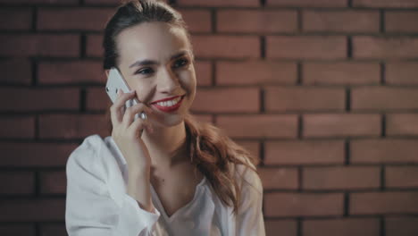 una mujer hermosa hablando por teléfono inteligente.