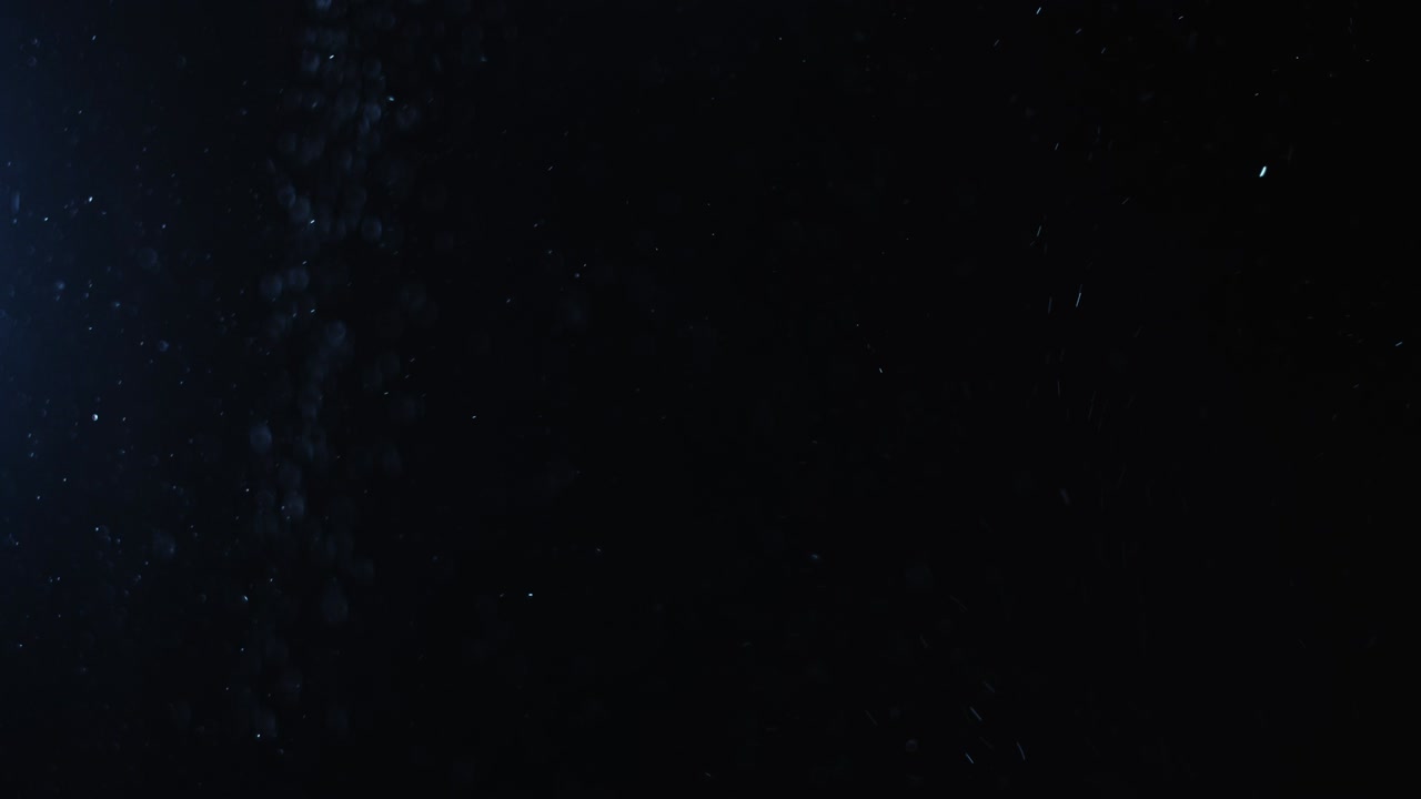 4k 검은 배경은 입자, 먼지 및 연기가 움직입니다.
