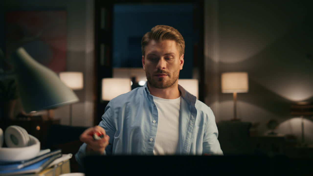 hombre enfocado midiendo la regla en casa de cerca. arquitecto hábil videoconferencia