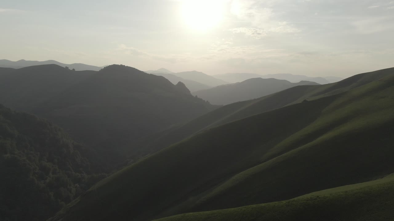 화창한 날에 iraty의 녹색 산, 프랑스의 비아리츠