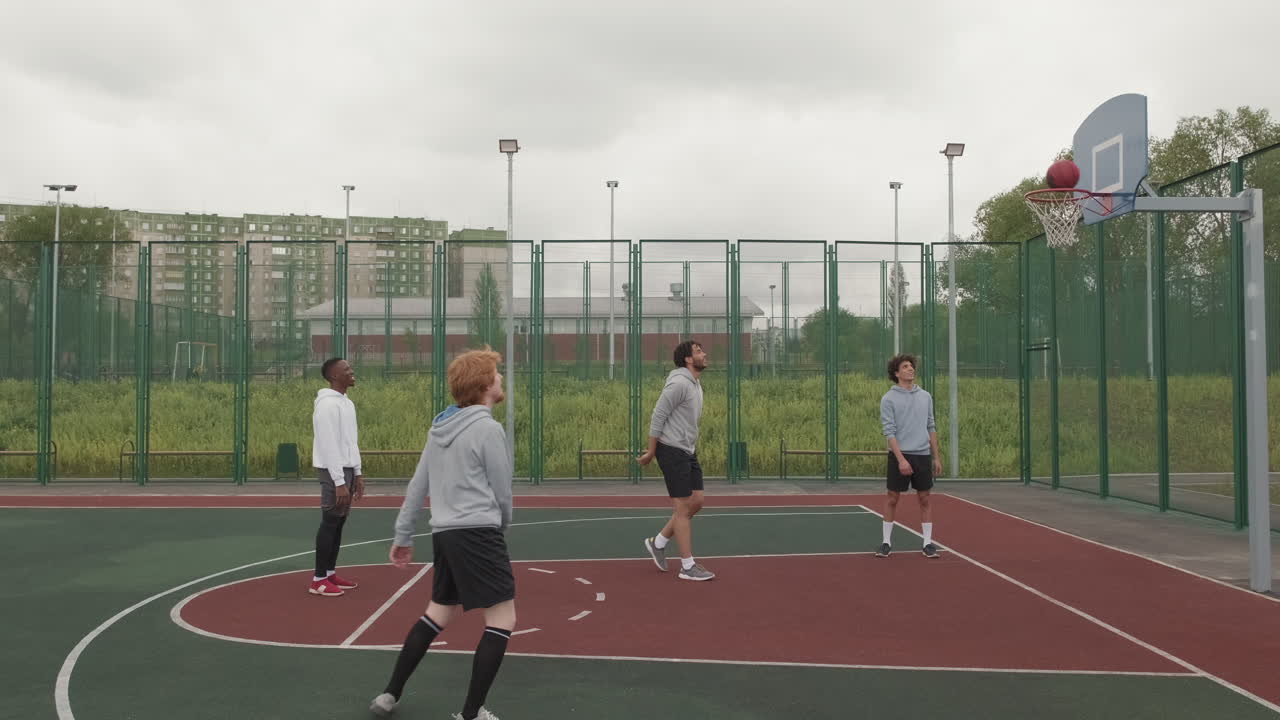 야외 에서 농구 를 하는 남자 들 의 그룹