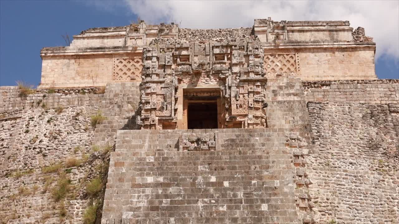 cerca de la cima de una pirámide en la ciudad de uxmal.