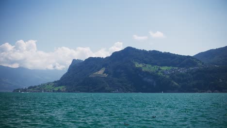 Vista-Tranquila-Del-Pueblo-Sobre-El-Lago-De-La-Montaña---Montañas-Suizas-Hergiswil-En-4k