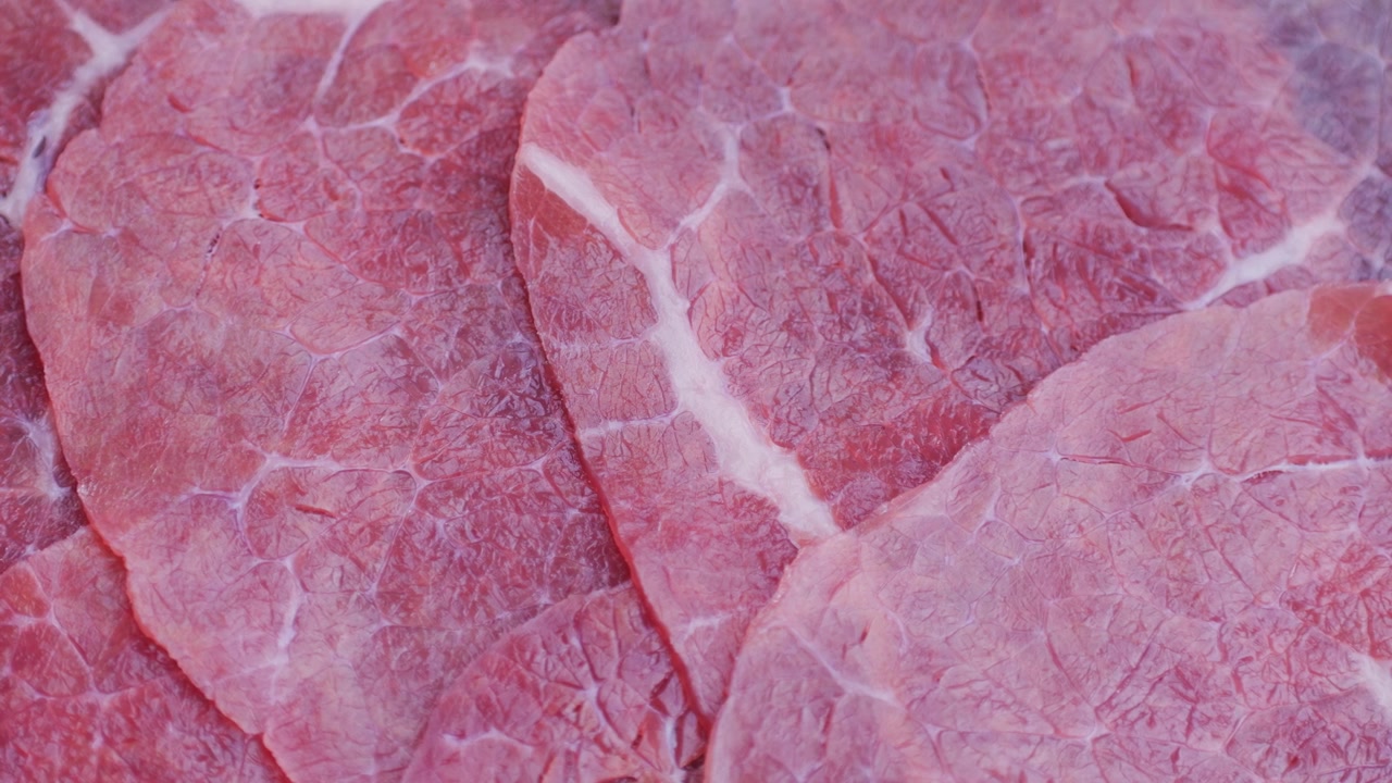 霜降りの新鮮な生牛肉スライスのクローズアップ