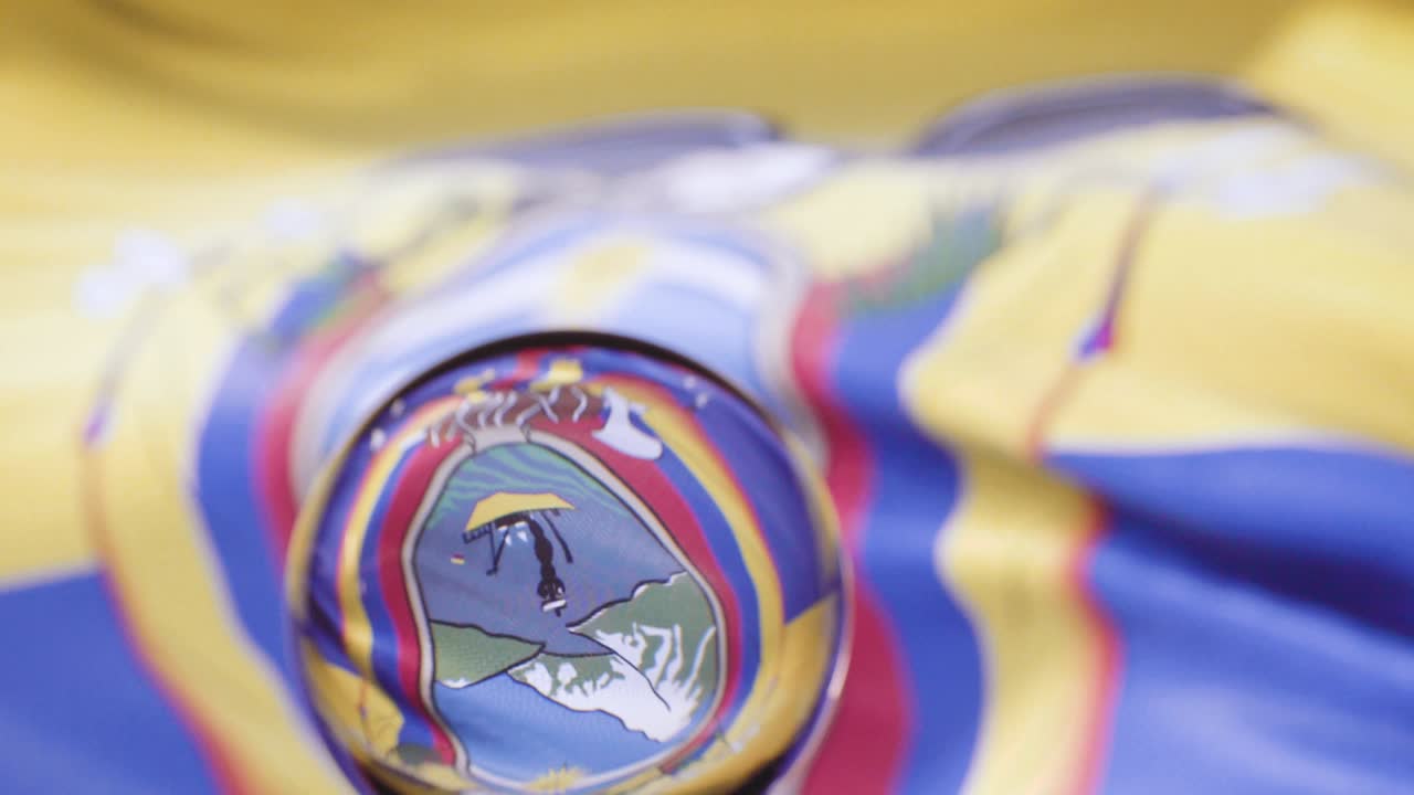 la bandera x está ondeando contra el cielo azul en 4k.