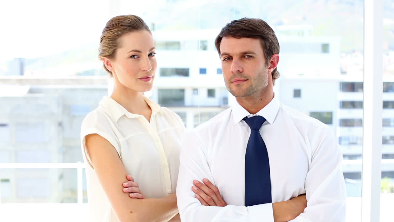 orgulloso equipo de negocios mirando a la cámara y el uno al otro