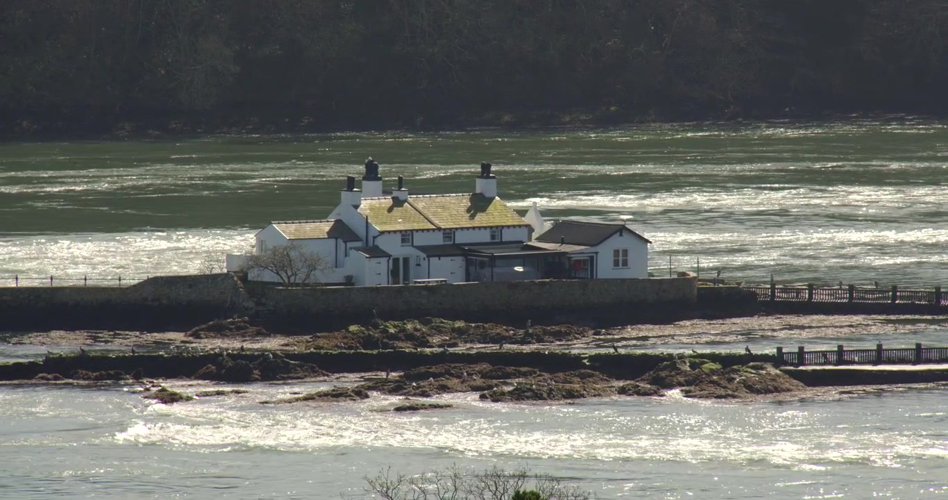 Kuva Ynys Gorad Gochista, Red Weir Islandista Menai Straitilla, kuvattuna A5-tieltä.