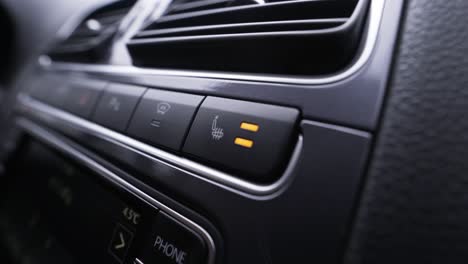 controles del tablero de instrumentos del coche con el dedo