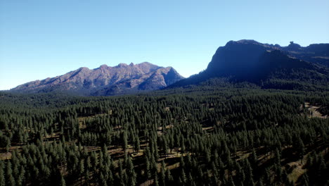 la montaña cascada y las montañas rocosas canadienses circundantes en verano