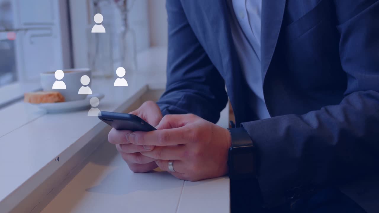 스마트 폰을 사용하는 백인 남자의 손에 대한 소셜 미디어 반응의 애니메이션