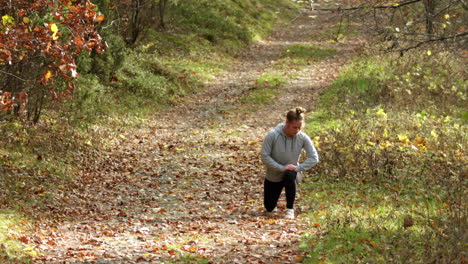 Ein-Junger-Läufer-Wärmt-Die-Muskeln-Und-Gelenke-Vor-Dem-Joggen-Auf