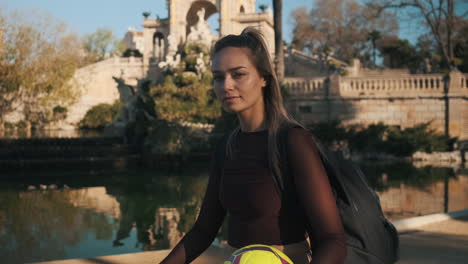 mujer caucásica deportiva al aire libre.