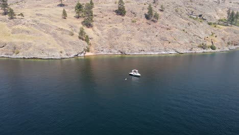 mujer joven tomando un baño en el lago okanagan azul profundo durante un caluroso día de verano en canadá