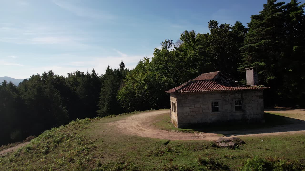 vista aérea de una casa vieja en un área abandonada