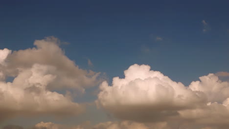 nubes esponjosas en el cielo