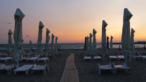 cielo de la mañana del amanecer en una playa en rumania