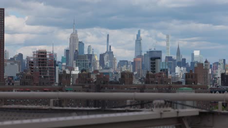 Skyline-Von-New-York-Vom-Gehweg-Auf-Dem-Geländer-Der-Brooklyn-Bridge-Aus-Gesehen