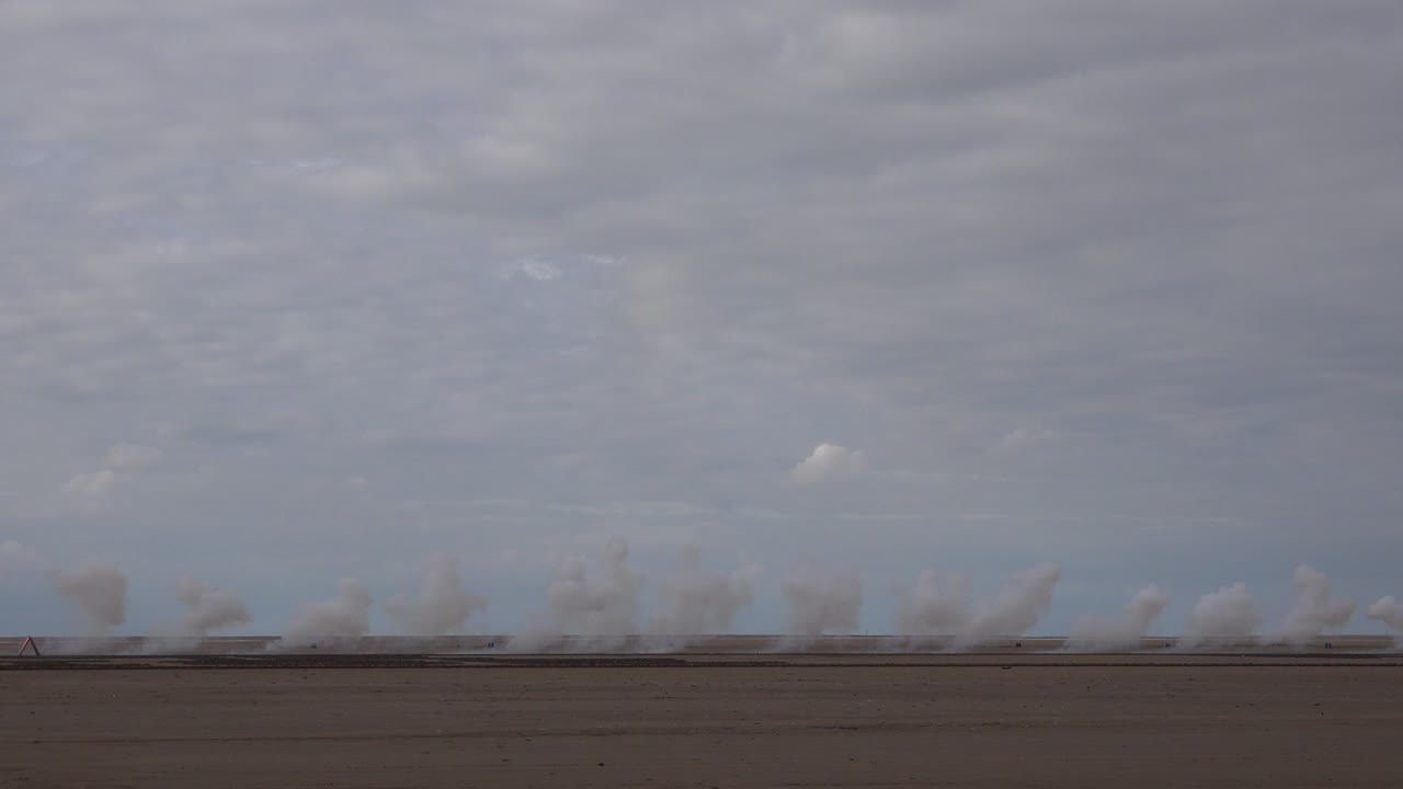 모래에서 기관총의 총알  영국 4k