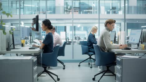 un equipo diverso de gerentes que trabajan y tienen discusiones en una oficina moderna de una gran ciudad. los colegas trabajan en nuevas oportunidades de negocio, evalúan informes financieros, planean una estrategia de inversión.