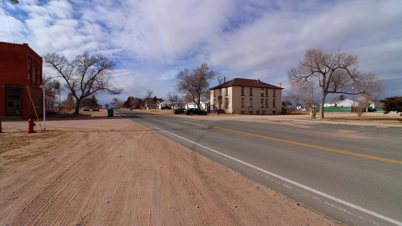Veduta pedonale delle strade di Grover, Colorado, con edifici in stile vecchio West. 2026.