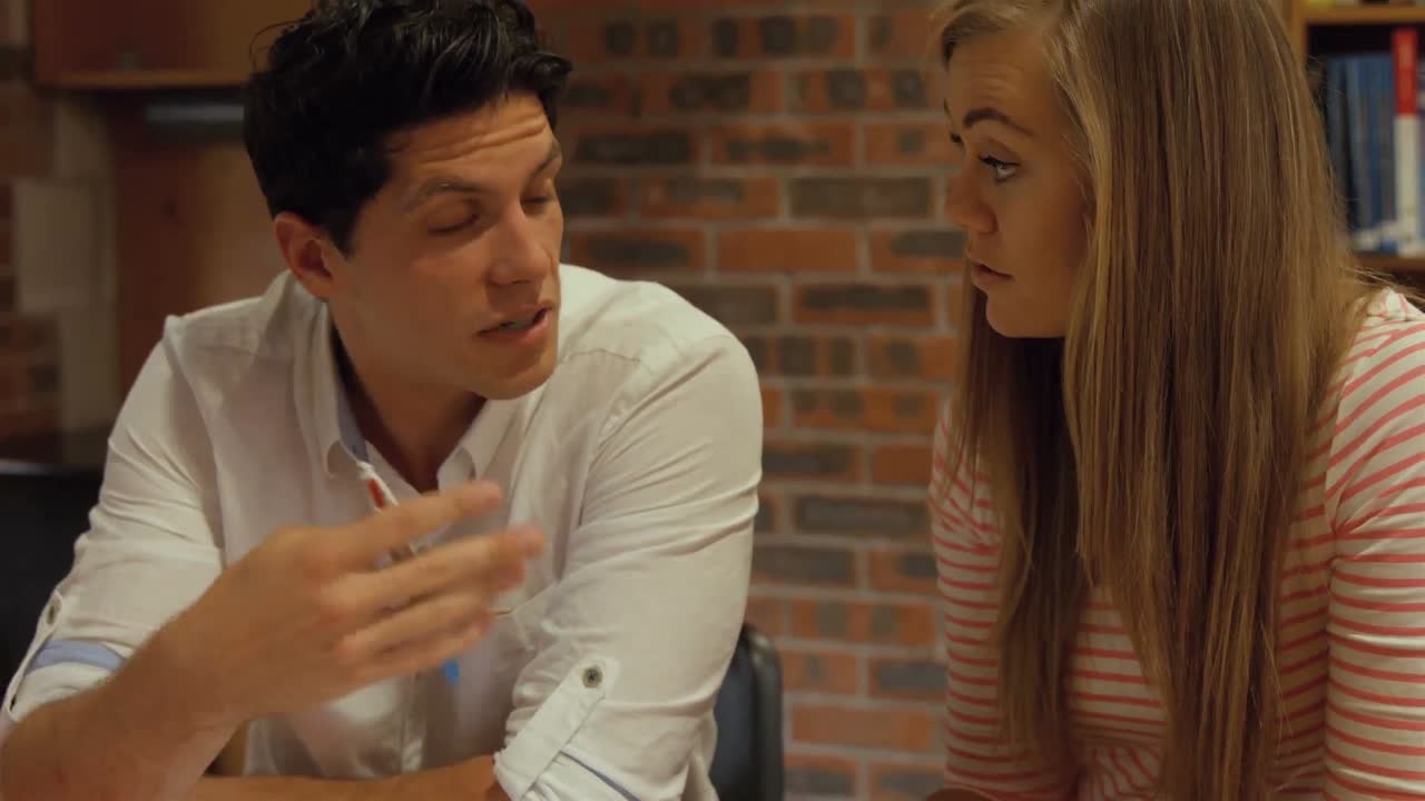 도서관 에서 공부 하는 반 친구 들