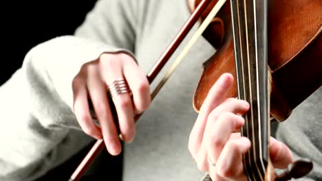 violinista tocando - primer plano de sus manos