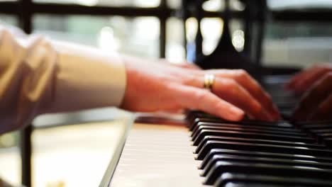 primer plano de manos masculinas tocando el piano