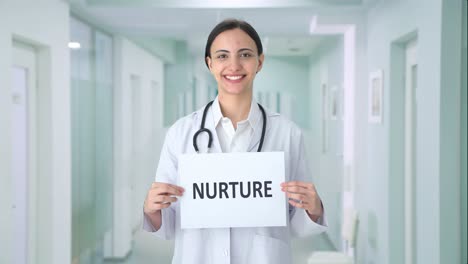 doctora india feliz sosteniendo un estandarte de nutrición