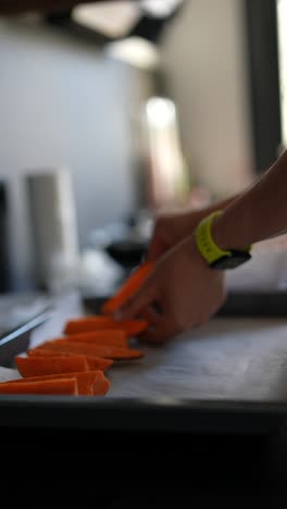 preparando zanahorias cortadas o patatas dulces en una sartén.