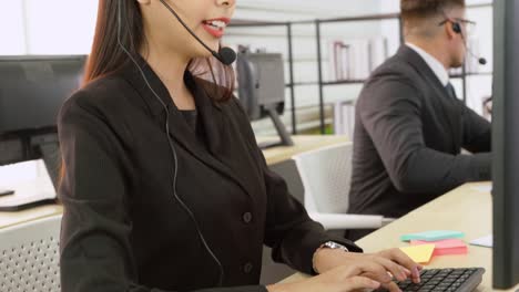 personas de negocios que usan auriculares trabajando en la oficina