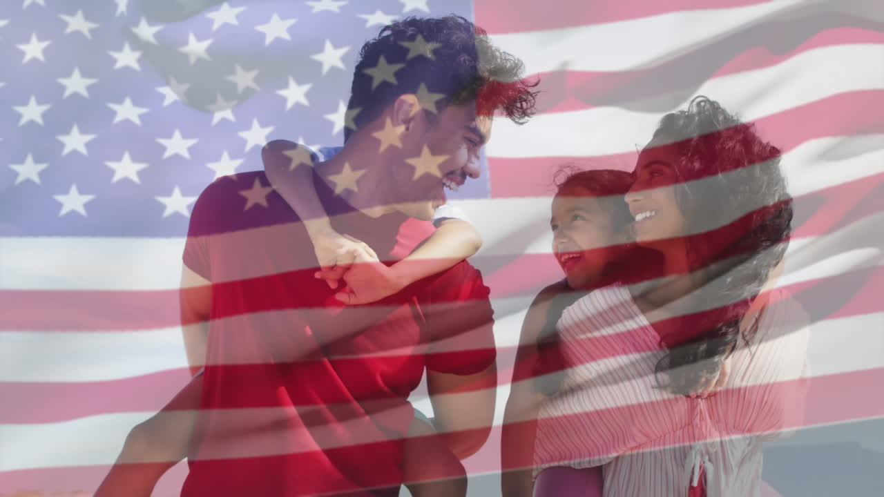 animación de la bandera de los estados unidos de américa sobre una pareja biracial que lleva a los niños a hombros
