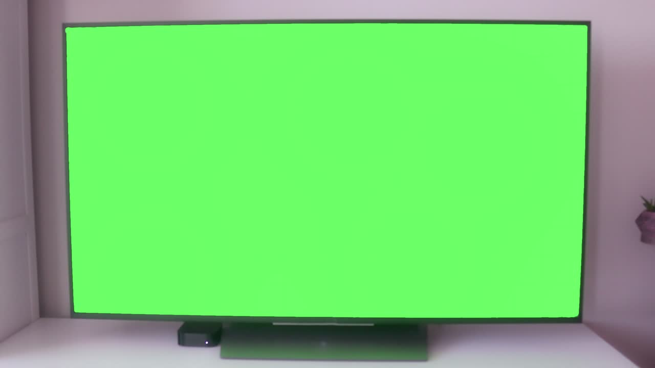 cartel en pantalla ancha vacío con pantalla verde, canal alfa. marco de llave de croma en el pasillo del aeropuerto, gran pancarta para el marketing.