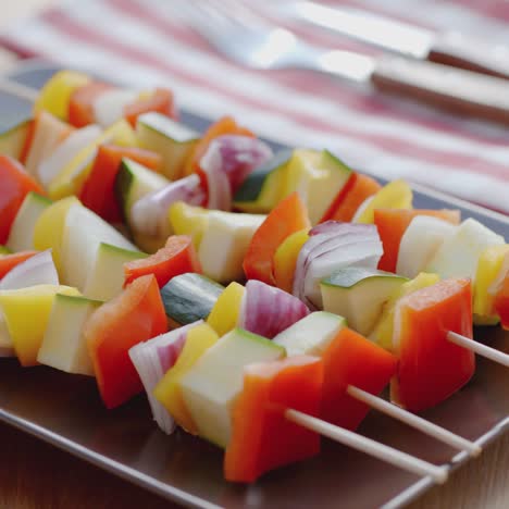 coloridos y saludables shish kebabs de verduras frescas