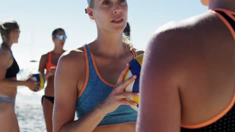 entrenadora de voleibol interactuando con una jugadora 4k