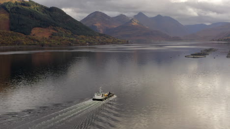 Eine-Luftaufnahme-Eines-Fischerbootes,-Das-An-Einem-Bewölkten-Tag-Zur-Fischfarm-Loch-Duich-Fährt,-Nordwestliches-Hochland-Von-Schottland,-Glen-Shiel