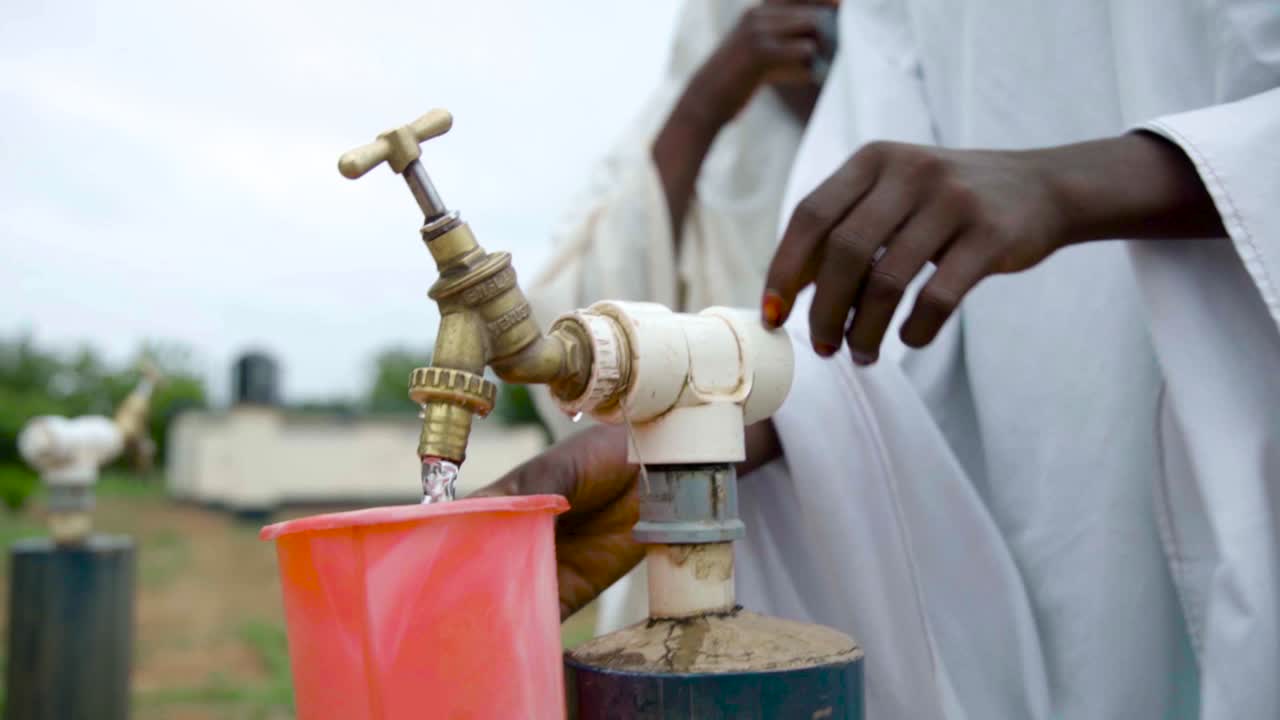 La sicurezza dell'acqua del rubinetto è fondamentale per la salute pubblica, poiché l'acqua pulita e trattata aiuta a prevenire le malattie, supporta l'igiene e migliora la qualità della vita nelle comunità.