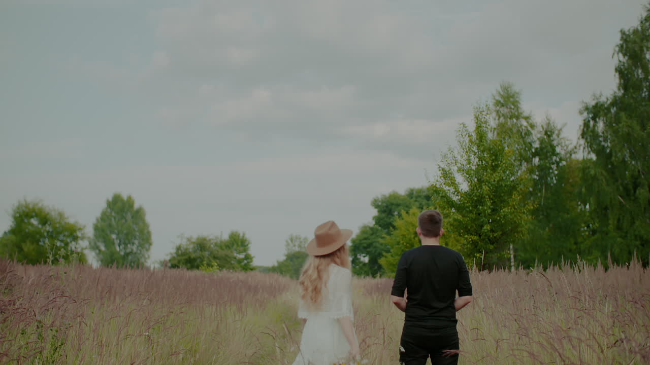 여자를 지원하는 젊은 잘 생긴 남자