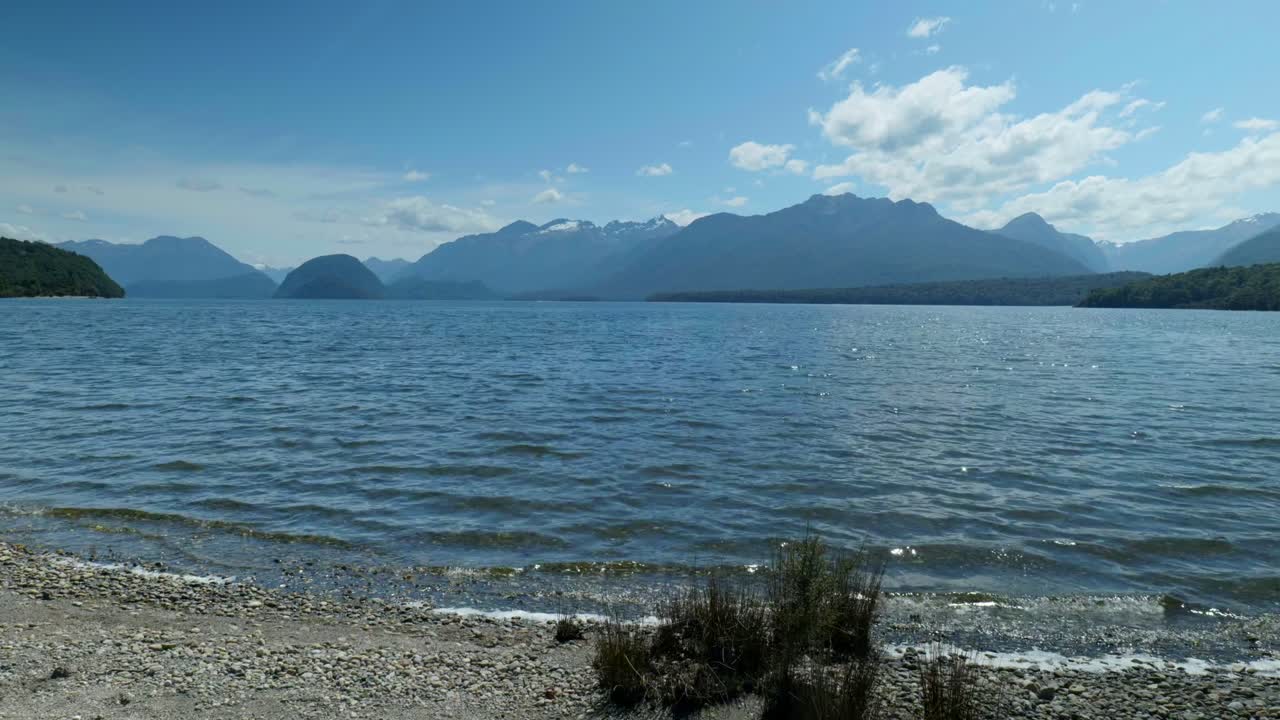 el sereno lago manapouri rodeado de distantes montañas, una vista tranquila en el corazón de la naturaleza
