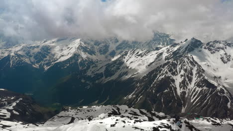 Flug-Durch-Bergwolken-über-Wunderschöne-Schneebedeckte-Gipfel-Von-Bergen-Und-Gletschern.