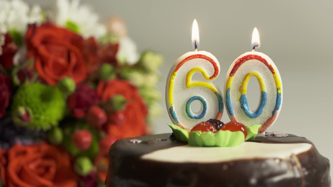 кукла: цветочная аранжировка и торт на день рождения с горящей свечой номер 60