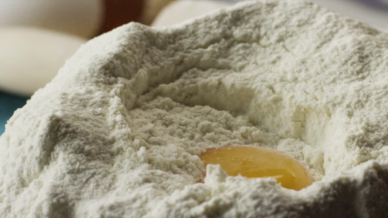 반죽을 준비하기 위해 밀가루에 달을 첨가하는 것