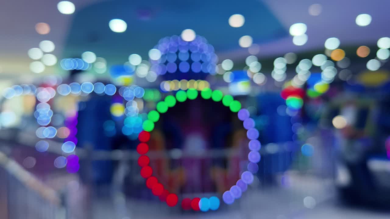 luzes desfocadas numa sala de jogos