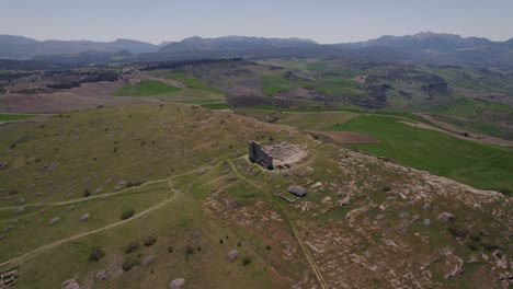 a la altura de las montañas, rodeado de naturaleza, se encuentra un antiguo castillo de piedra