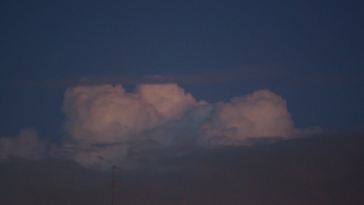 아름다운 다채로운 하늘의 시간 경과, 일몰 구름, 날아다니는 비행기, 빠른 동작, 4k 비디오