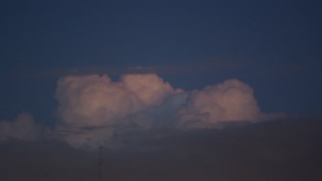 lapso de tiempo de un hermoso cielo colorido, nubes de puesta de sol que sufren, avión volador, movimiento rápido, video 4k
