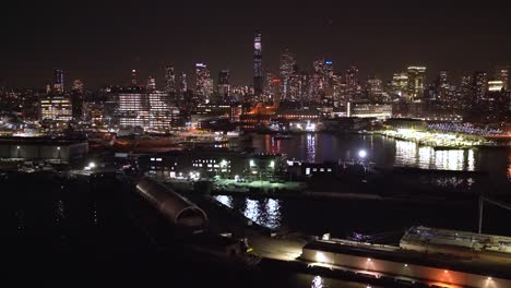 Mirando-Hacia-El-Centro-De-Brooklyn-Desde-Williamsburg-Por-La-Noche