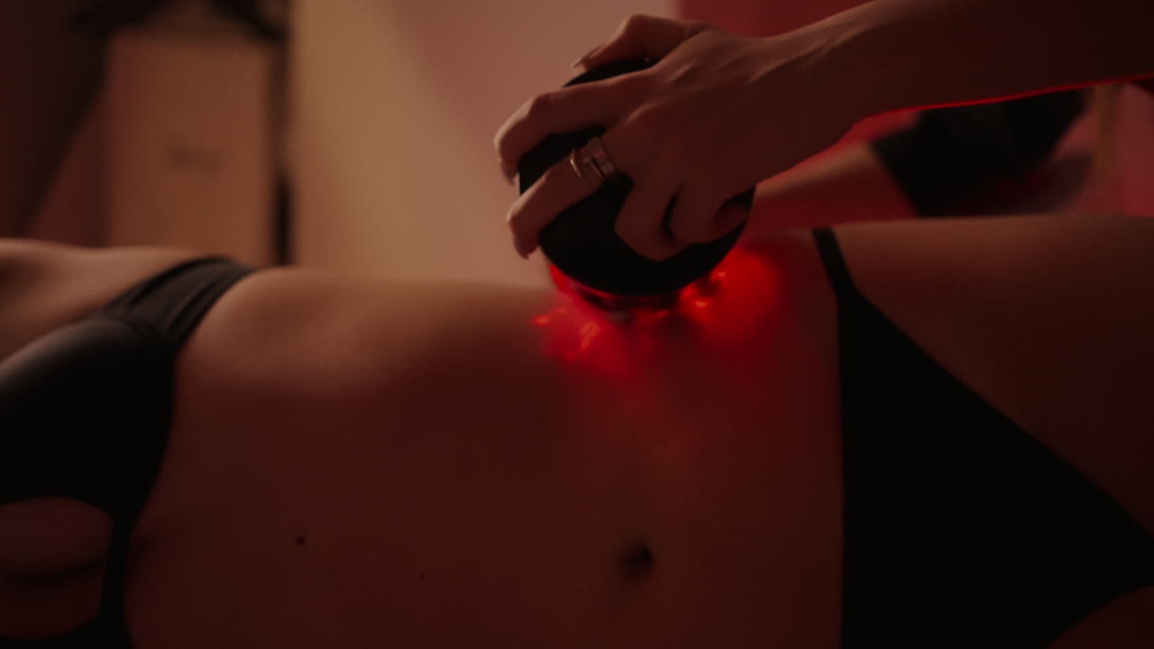 mujer recibiendo tratamiento de terapia de luz roja en su cuerpo