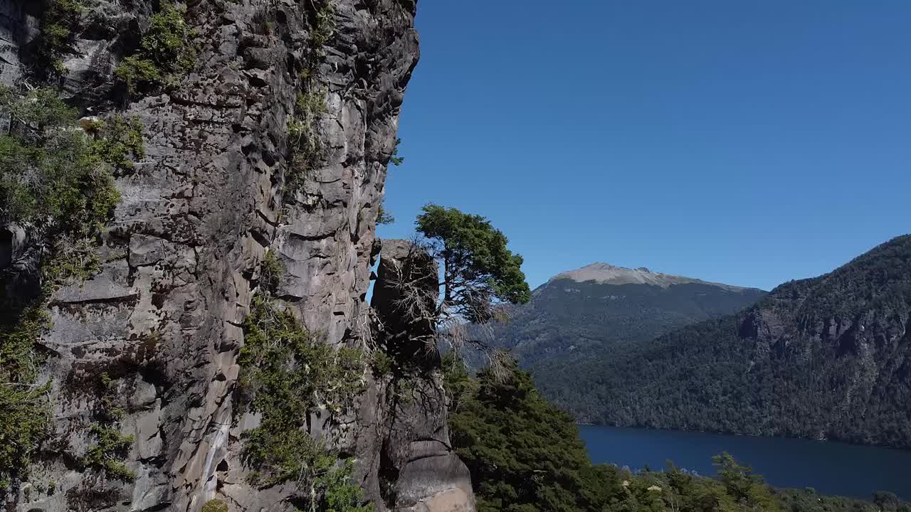 impresionante vista aérea pasando sobre un acantilado en lo alto de las montañas de patagonia, argentina, sudamérica
