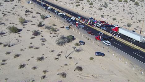 vista de un dron volando de regreso desde una carretera