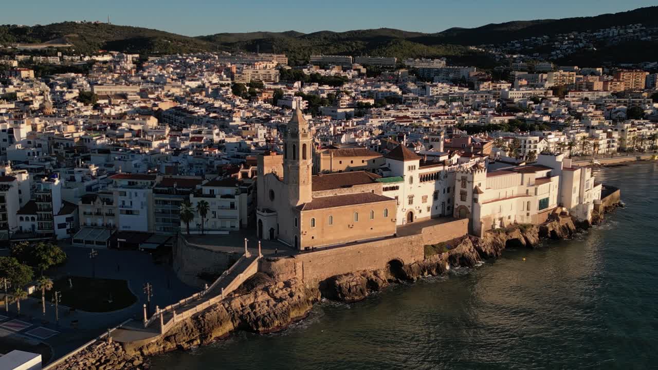 드론은 산 바르톨로메와 산타 테클라 교회, 시테즈 타운에 접근하고 있습니다.